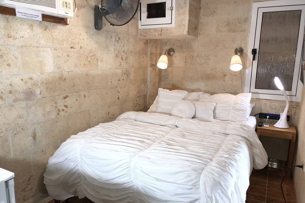 Single Room | Minibar, in-room safe, individually decorated, individually furnished