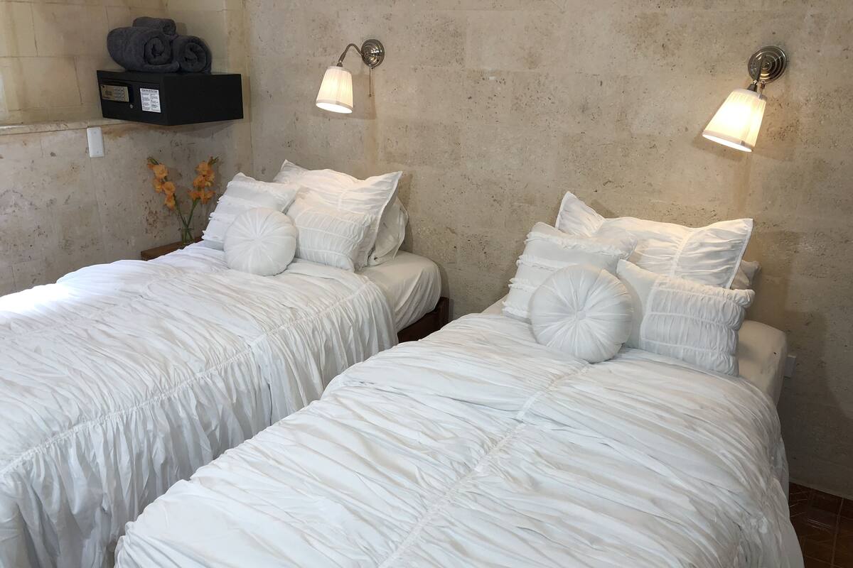 Basic Room | Minibar, in-room safe, individually decorated, individually furnished