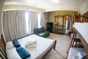 Minibar, bed sheets - Pousada Pé na Areia (Garopaba)