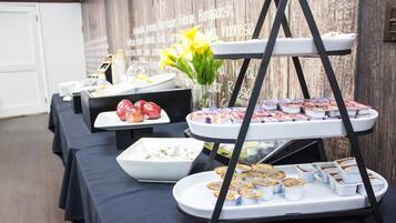 Condo, 2 Double Beds, Kitchen, Ocean View | Breakfast buffet