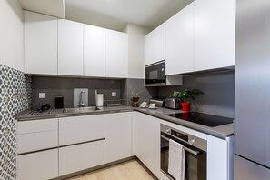 Réfrigérateur, four à micro-ondes, un four, surface de cuisson