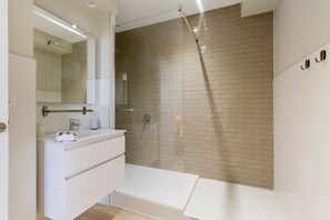Shower, hair dryer, towels, toilet paper - La Roseraie Bidart / Piscine / Golf d'Ilbaritz (Bidart)