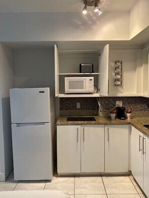 Appartamento, 2 letti matrimoniali, idromassaggio, vista oceano | Cucina privata | Frigorifero, microonde, piano cottura, macchina per tè/caffè