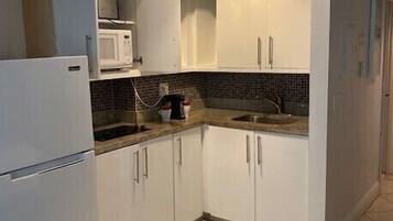 Condo, 2 camas matrimoniales, hidromasaje, vista al océano | Cocina privada | Refrigerador, microondas, parrilla de estufa y cafetera y tetera