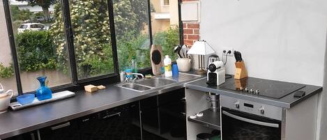 Réfrigérateur dans l'espace commun, micro-ondes dans l'espace commun