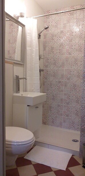 Zimmer (1) | Dusche im Bad