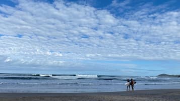 Na praia, areia branca, bar na praia