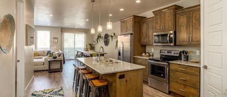 Huis | Privékeuken | Een koelkast, een microgolfoven, een oven, een kookplaat