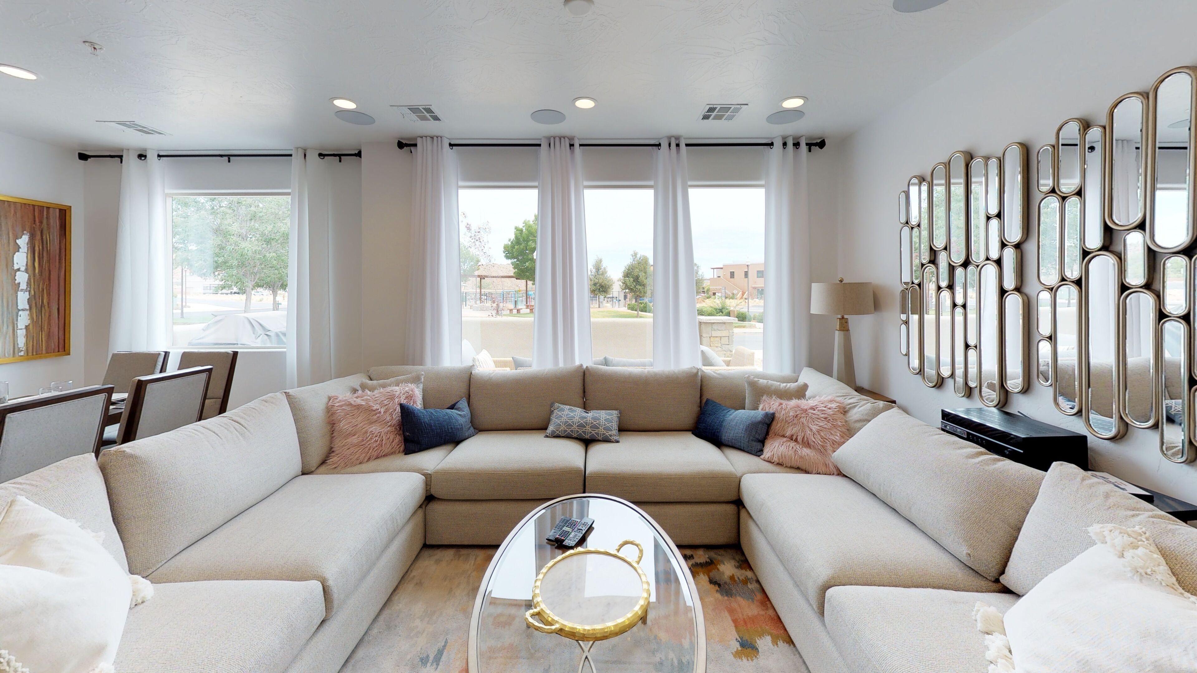 منزل | غرفة المعيشة | تلفزيون إل سي دي بحجم 65-بوصة يعرض قنوات تلفزيونية باشتراك مدفوع