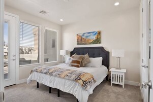 Luxury apartment, 4 bedrooms | Espacio para trabajar con un portátil y cortinas opacas