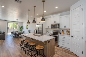 独立别墅 | 私人厨房 | 冰箱、微波炉、烤箱、炉灶