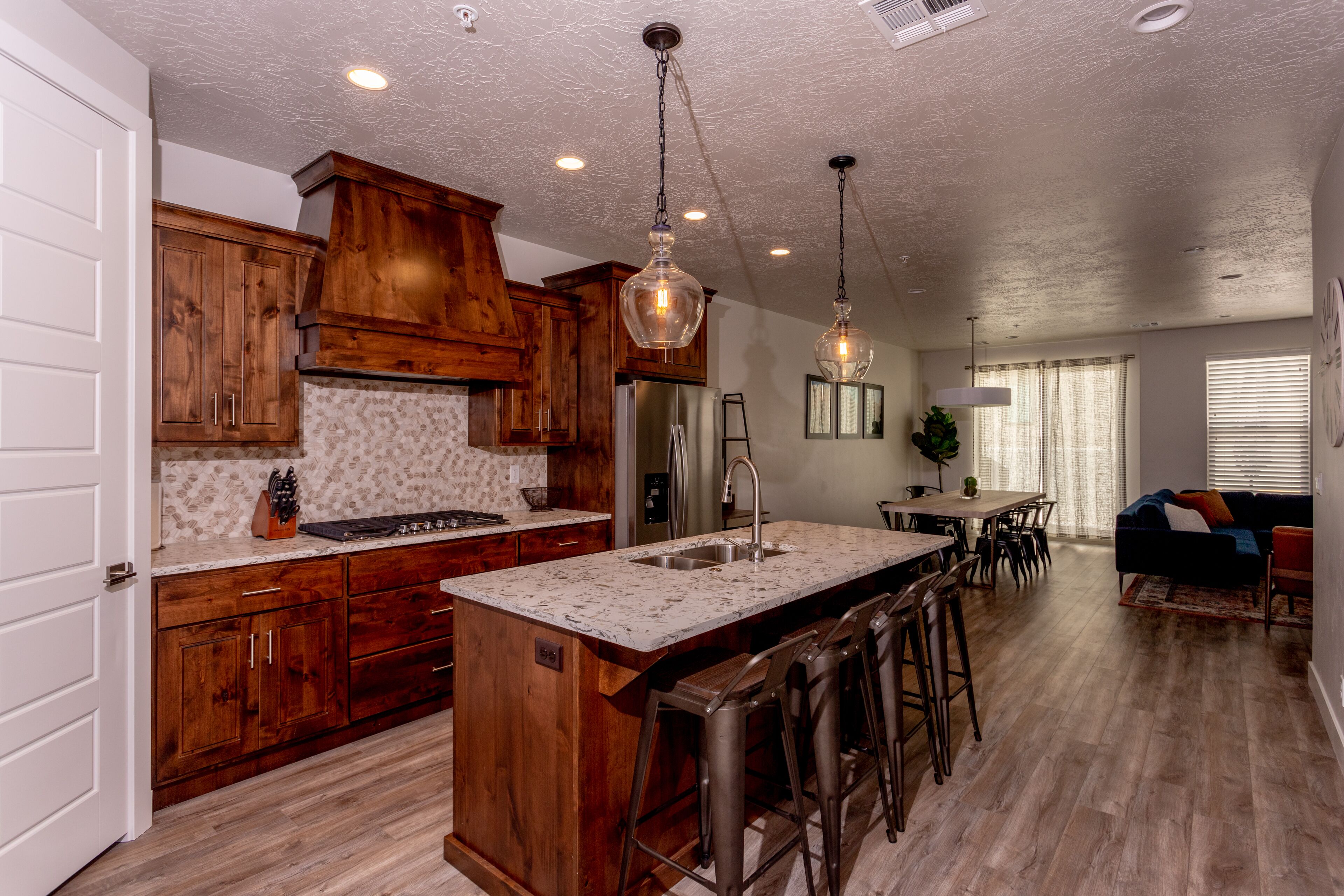 2318 | Private kitchen | Fridge, microwave, oven, stovetop