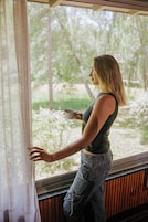 Habitación familiar | Espacio para trabajar con un portátil y tabla de planchar con plancha