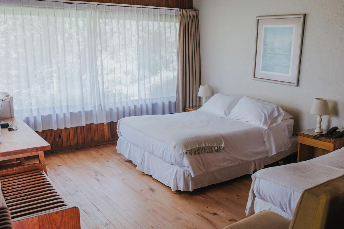 family room | 1 bedroom, laptop workspace, iron/ironing board, free wifi