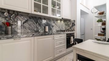 Fridge, oven, dishwasher, coffee/tea maker