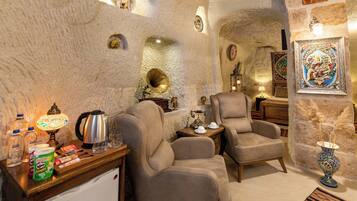 Royal Suite, Hot Tub | Egyptian cotton sheets, premium bedding, minibar, individually decorated