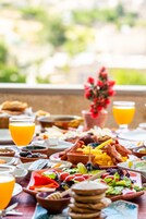Un bufé de desayuno con diversos platos y bebidas.