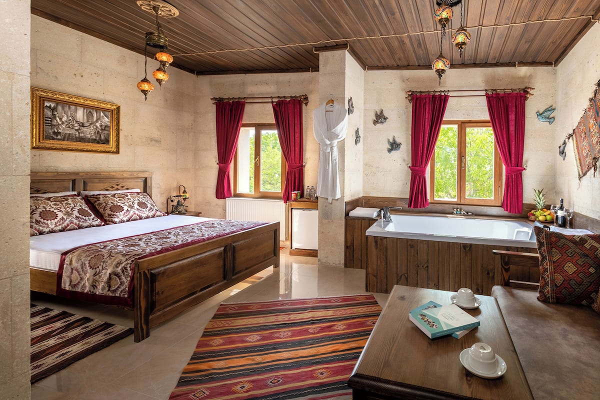 Suite – exclusive, spabadekar, dalutsikt | Sengetøy i egyptisk bomull, sengetøy av topp kvalitet og minibar