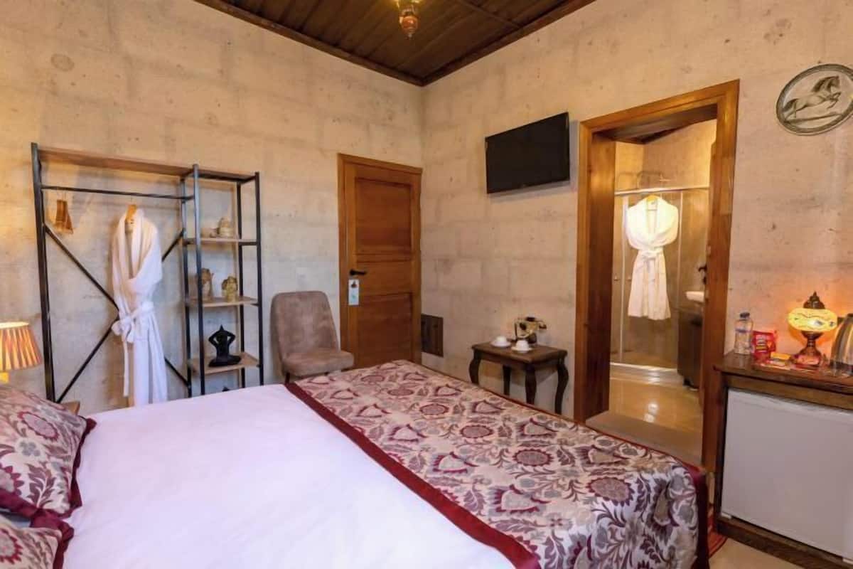 1 bedroom, down duvets, blackout curtains, soundproofing