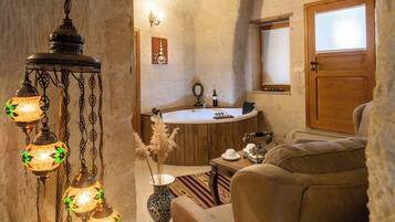 Royal Suite, Hot Tub | Egyptian cotton sheets, premium bedding, minibar, individually decorated