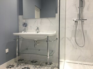 Grand Double Room, 1 King Bed, Garden View | Bathroom | Shower, rainfall showerhead, hair dryer, bathrobes - Chateau Vary (Jarzé Villages)