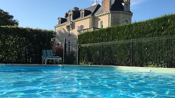 Una piscina cubierta, una piscina al aire libre de temporada