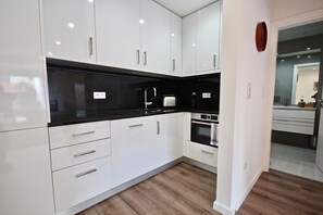 Frigorifero, microonde, forno, piano cottura