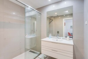 Een douche, een haardroger, handdoeken, shampoo
