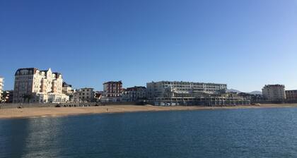 T2 Coeur Saint Jean de luz feet in the water