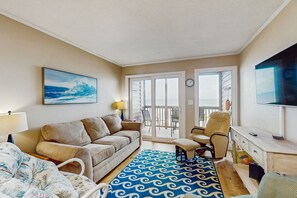 TV - Beautiful oceanfront condo with direct beach access & pool/hot tub (North Myrtle Beach)