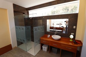 Deluxe-studiosuite | Badeværelse | Bruser, håndklæder, Sæbe, Shampoo