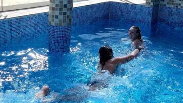 Piscina interna, espreguiçadeiras