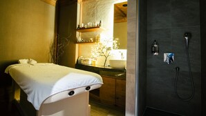 Un baño con techo de madera, una bañera blanca, un lavabo con espejo y una zona de ducha.