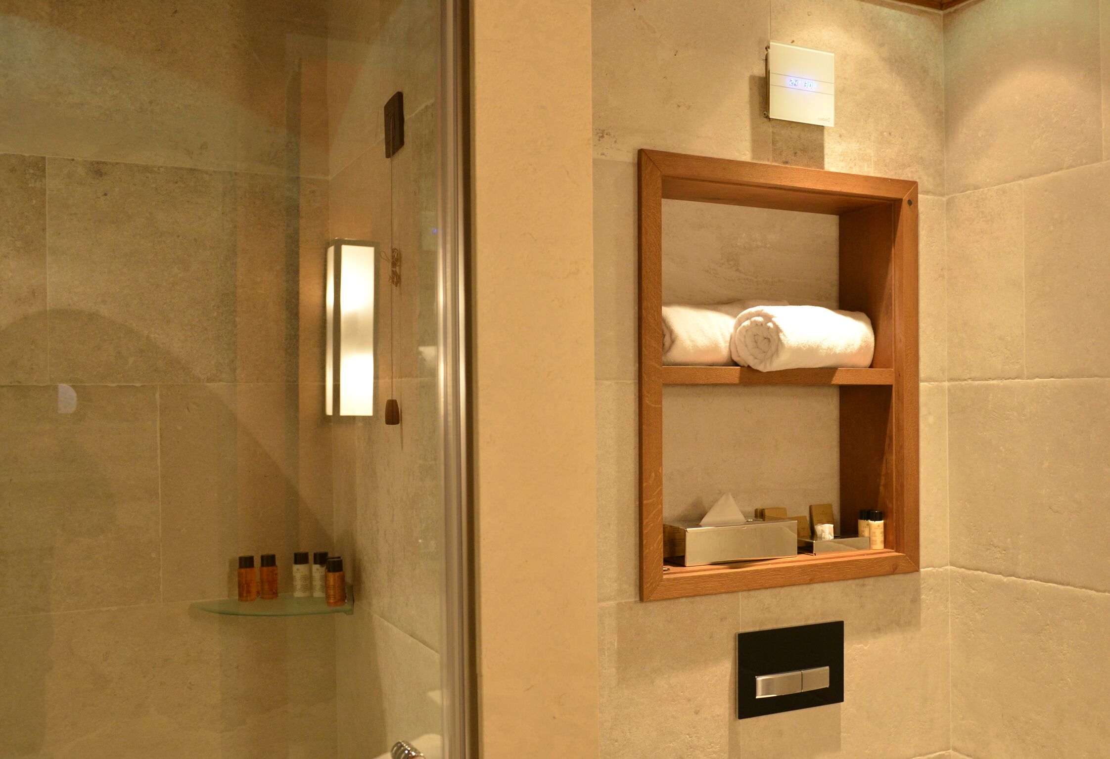 Deluxe Room | Bathroom