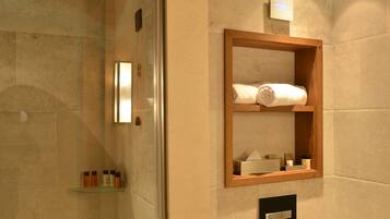 Deluxe-Zimmer | Badezimmer | Dusche, Hydromassagedusche, Designer-Toilettenartikel, Haartrockner