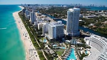 En la playa, camastros y toallas de playa