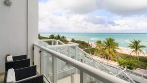Un balcone con vista sull'oceano e sulla spiaggia.