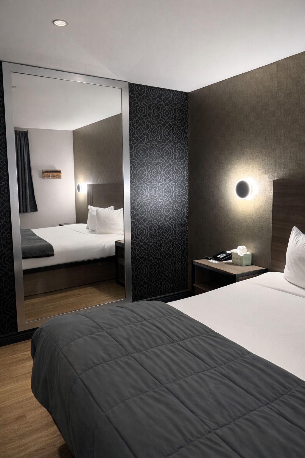 مكتب ومكواة/لوح كي وملاءات أسرّة