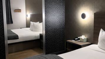 مكتب ومكواة/لوح كي وملاءات أسرّة