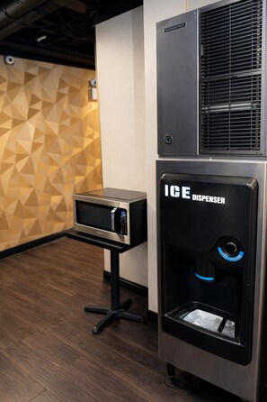 Hallway - Cabana Hotel Yankee Stadium (Bronx)