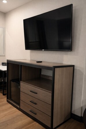 Bàn, bàn ủi/dụng cụ ủi quần áo, bộ trải giường 