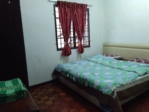 4 bedrooms, soundproofing, iron/ironing board