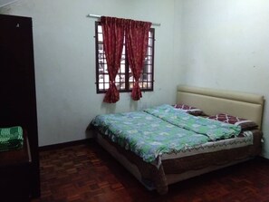 4 bedrooms, soundproofing, iron/ironing board