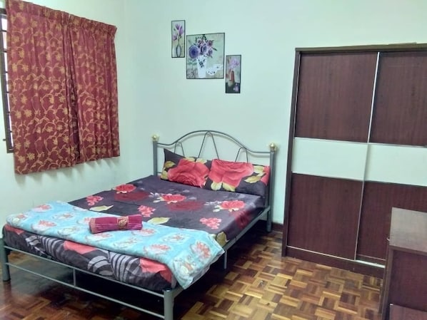 4 bedrooms, soundproofing, iron/ironing board