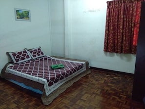 4 bedrooms, soundproofing, iron/ironing board