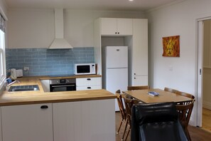 Refrigerador, microondas, lavavajillas y tostadora