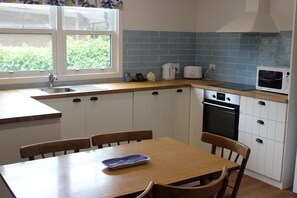 Kühlschrank, Mikrowelle, Geschirrspüler, Toaster
