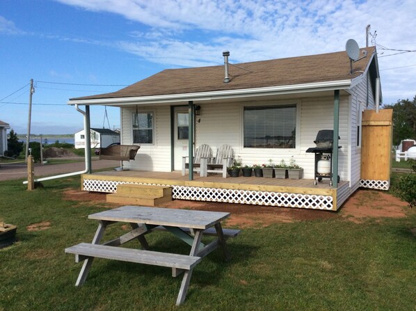 Outdoor dining - Schurmans Shore Cottage #4 (Summerside)