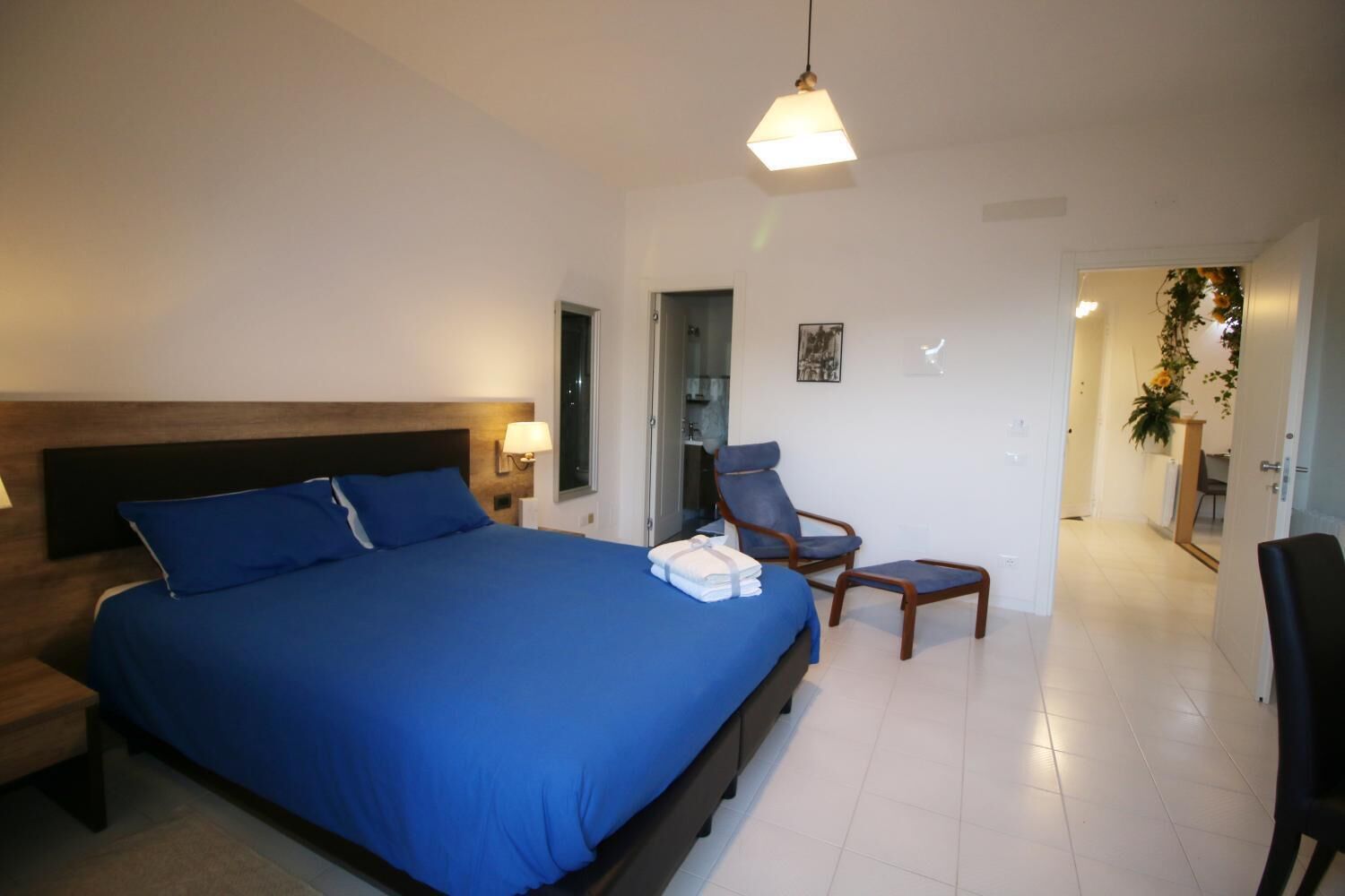 Minibar, una scrivania, tende oscuranti, Wi-Fi gratuito