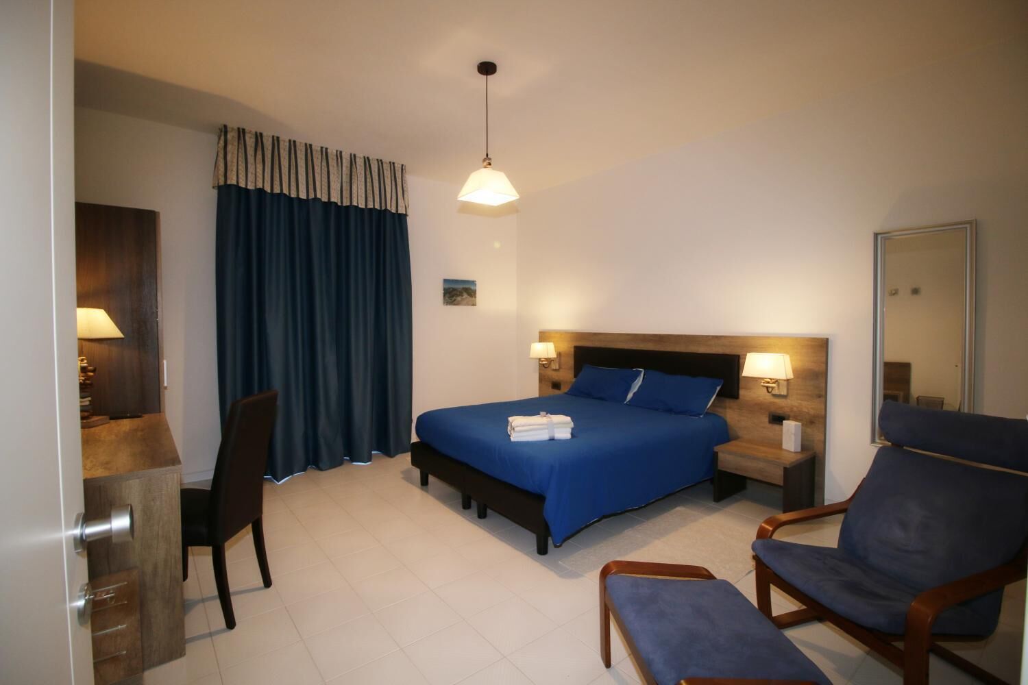 Minibar, una scrivania, tende oscuranti, Wi-Fi gratuito